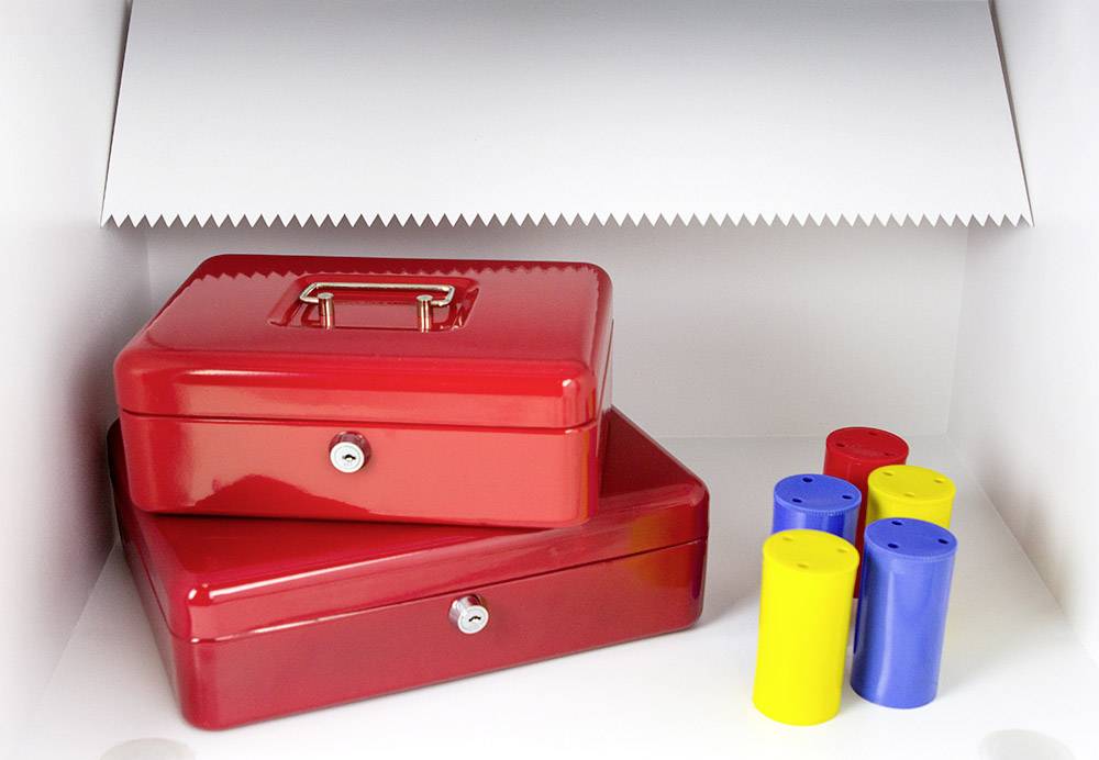 Rote Metallboxen mit Schlössern im Vordergrund, daneben gelbe, rote und blaue Behälter. Hintergrund mit gezackter Papierraupe.