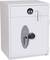 Ein weißer Safe mit digitalen Tastenschloss und einer Schlüsselöffnung. Der Safe hat eine rechteckige Form und steht aufrecht.