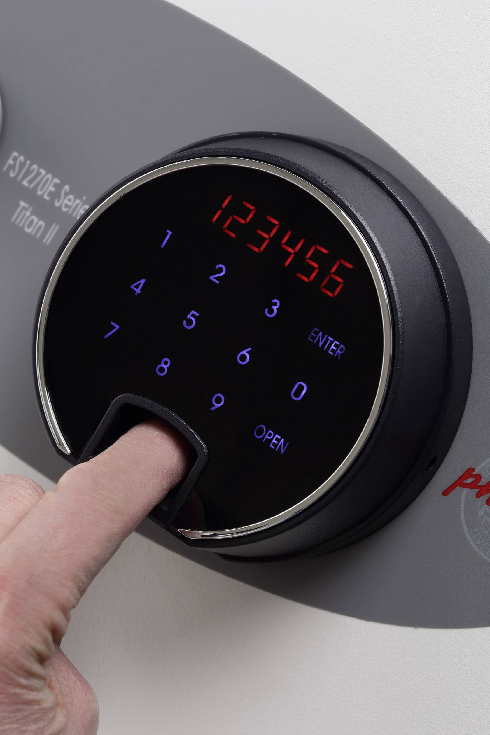 'Fingerabdruckscanner mit Ziffernfeld; jemand gibt einen Code ein. Das Gerät zeigt Zahlen an: 1, 2, 3, 4, 5, 6.'