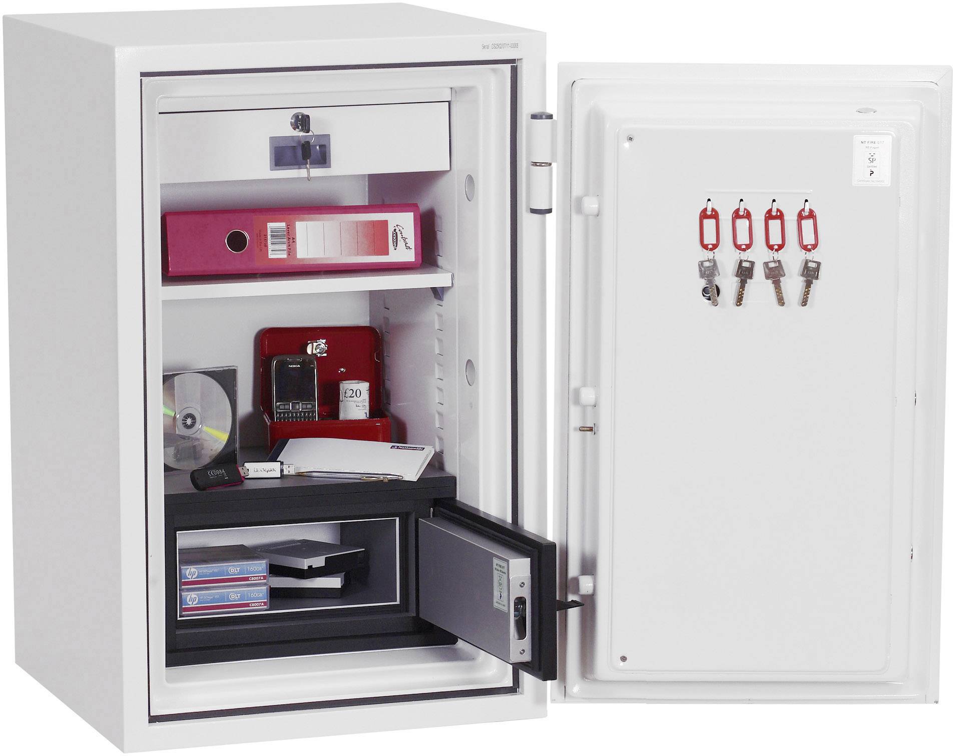 Geöffneter Safe mit mehreren Fächern, enthält Ordner, Dokumente, CDs, Kassette und Schlüssel.