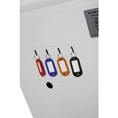 Vier farbige Schlüsselanhänger (rot, blau, orange, schwarz) hängen nebeneinander an schwarzen Haken auf einer weißen Wand.