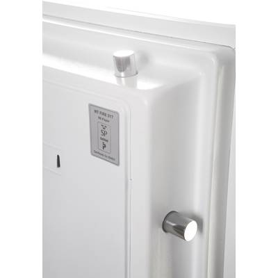 Weiße Tür mit zwei silbernen runden Türstoppern und einem Schild mit der Aufschrift 'HT Fire 017'.