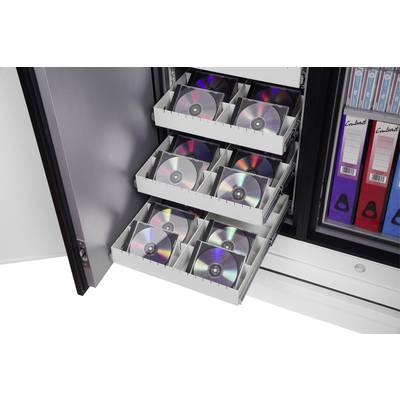Ein Schrank mit offenen Schubladen, die gefüllt sind mit CDs. Daneben sind Ordner in einem Regal zu sehen.