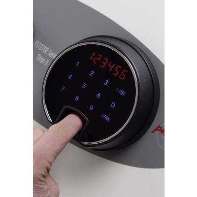 Eine Hand gibt einen Code '123456' auf einem elektronischen Zahlenschloss ein, das eine biometrische Fingerabdruckerkennung unterstützt.