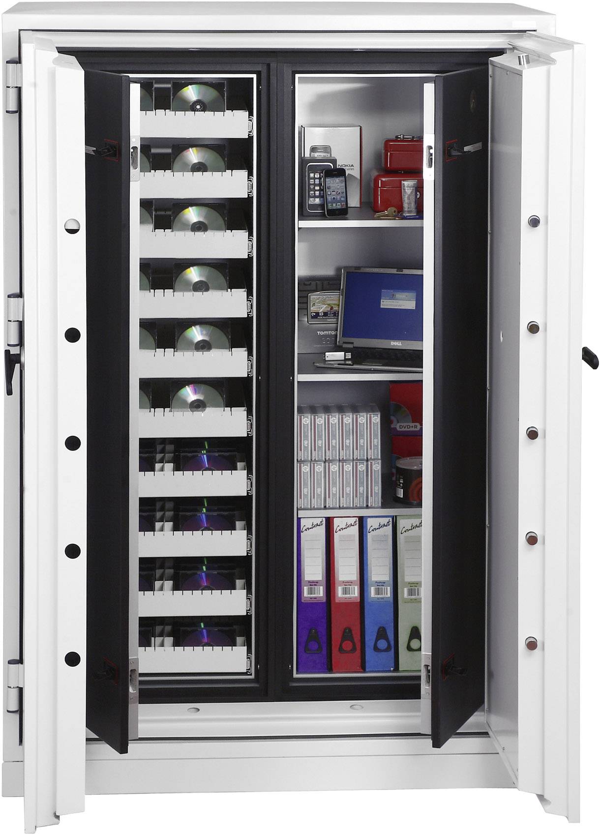 Ein geöffneter Stahlschrank zeigt mehrere Regale mit CDs, Aktenordnern, und technischen Geräten. Es symbolisiert Datensicherheit und Organisation.