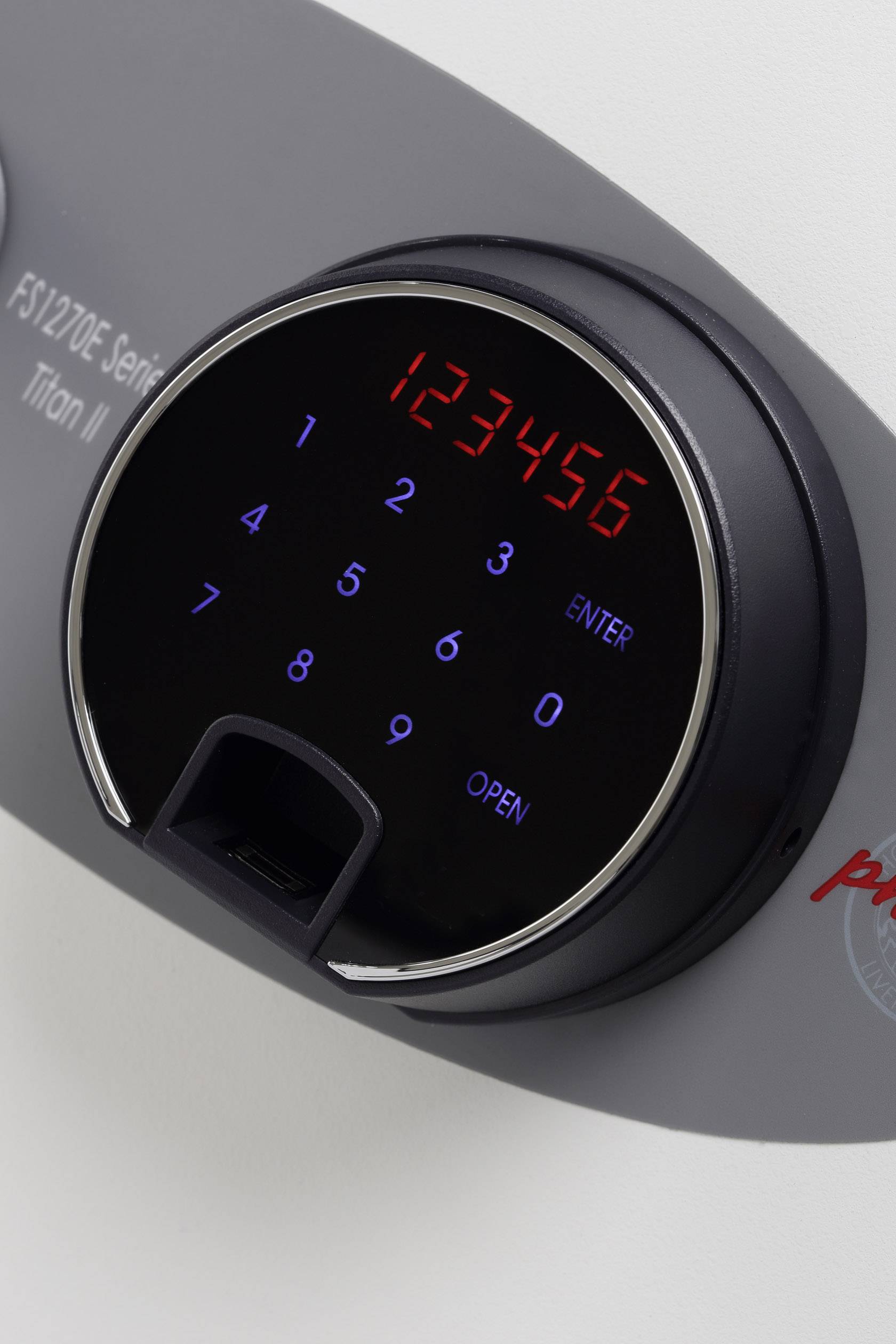 Elektronisches Zahlenschloss an einem Tresor, zeigt die eingegebene Kombination '123456' auf einem beleuchteten Tastenfeld.