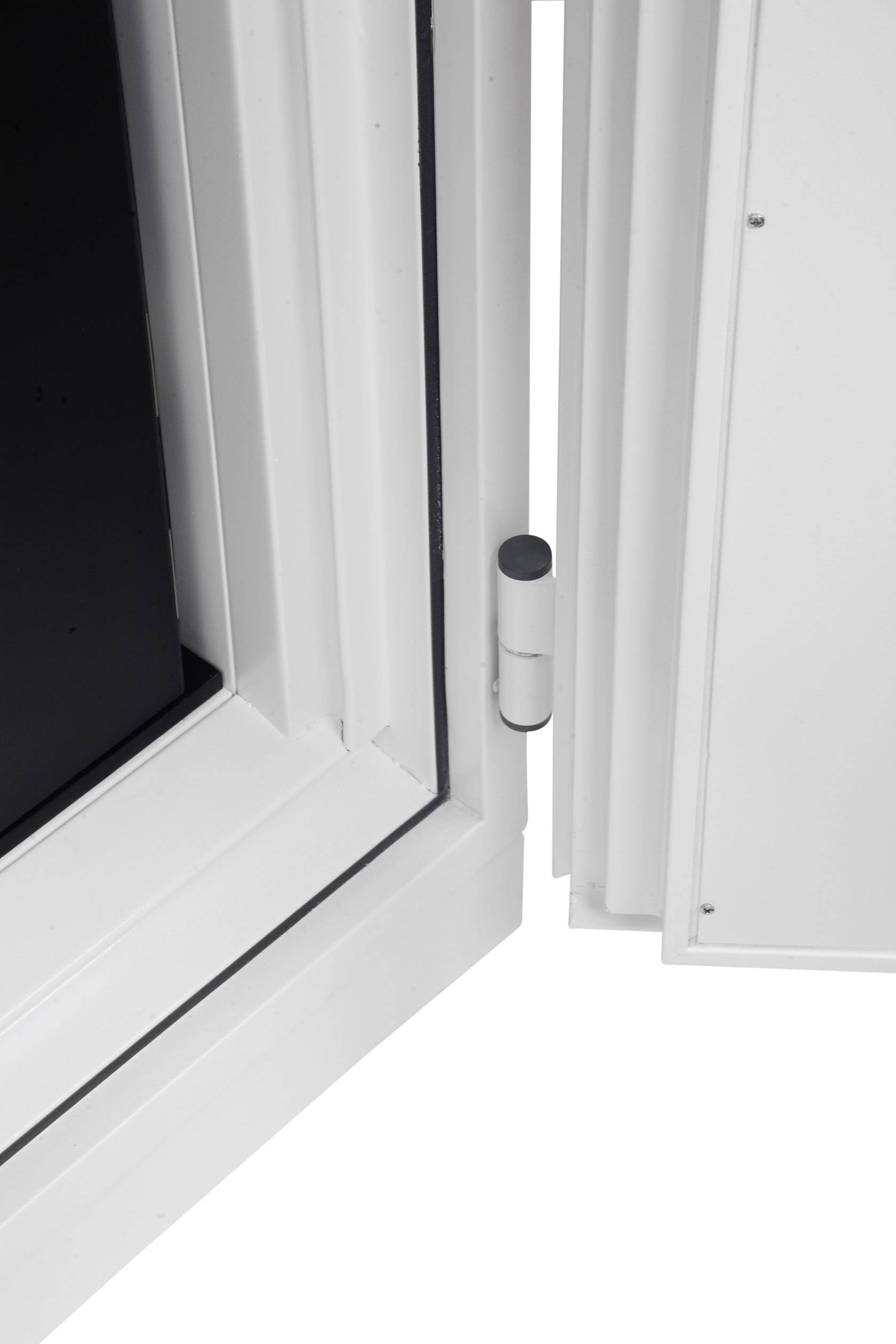 Ein leicht geöffnetes weißes Kunststofffenster mit sichtbarem Scharnier und schwarzer Gummidichtung.