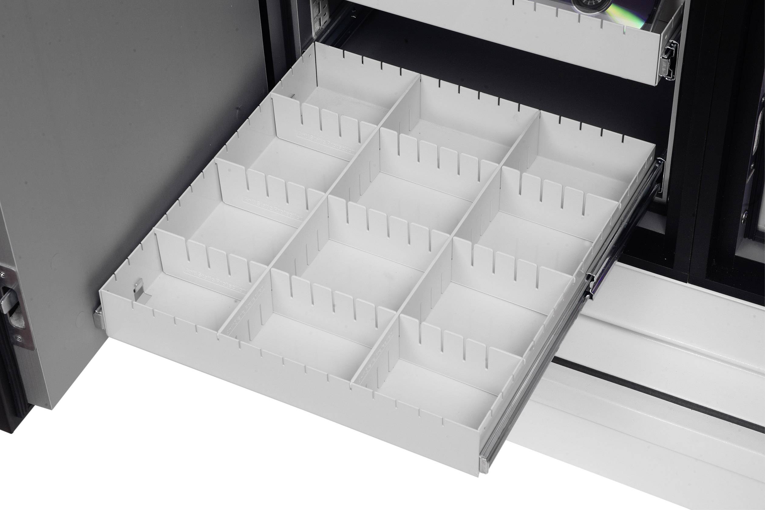Offener Schubladeneinsatz mit 15 gleich großen, leeren Fächern. Teil eines Schrankes oder einer Vorrichtung zur organisierten Lagerung.