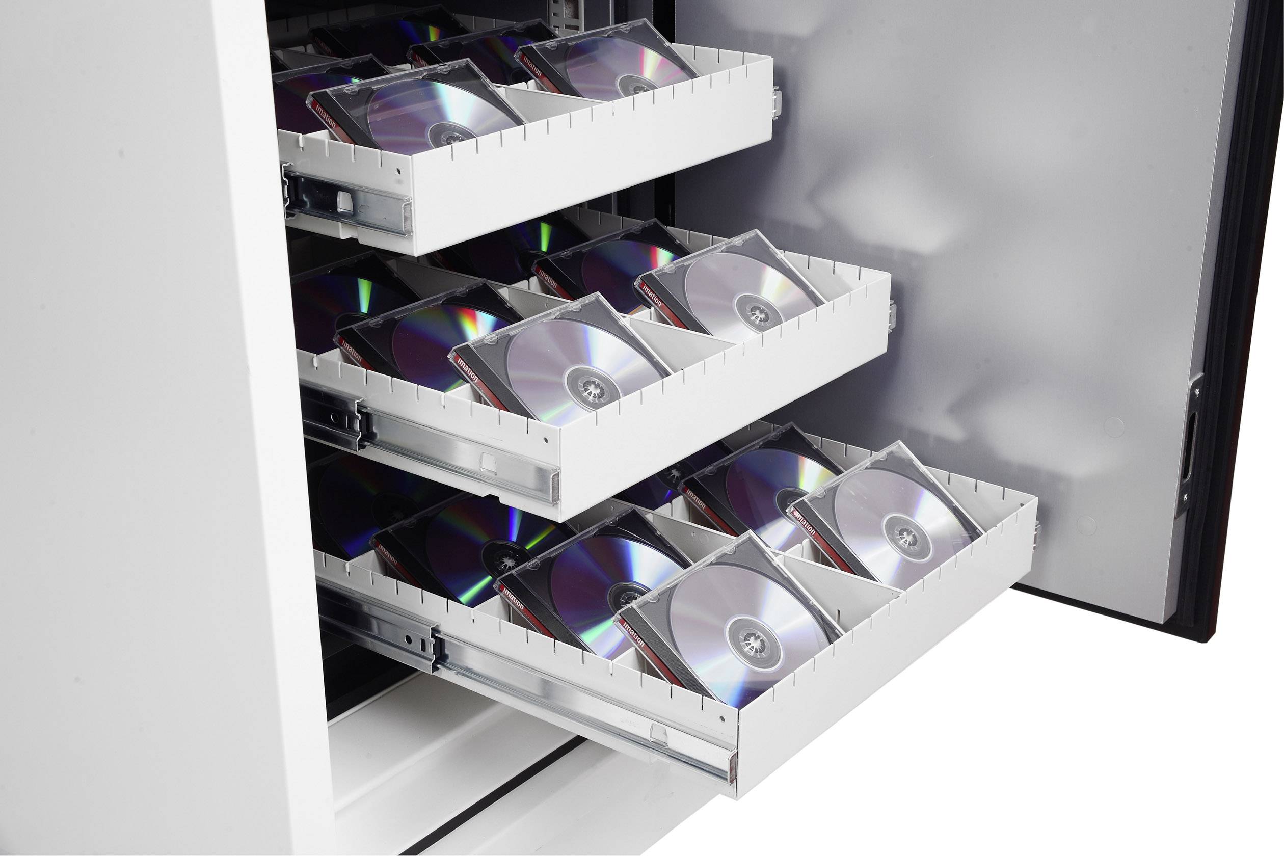 Ein offener Schrank mit mehreren herausgezogenen Schubladen, die mit CDs in Hüllen gefüllt sind. Die CDs sind in Reihen angeordnet.