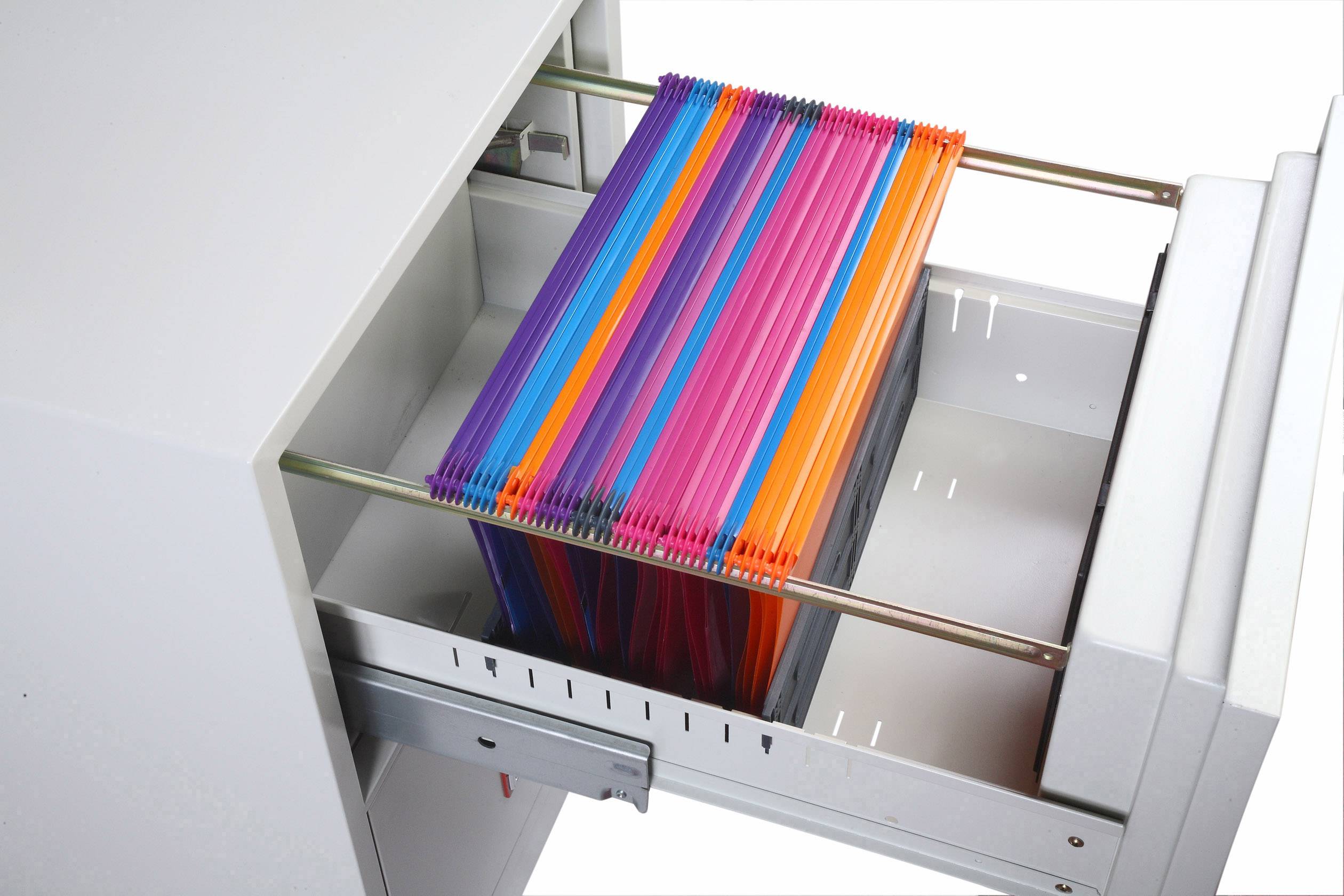 Offene Schublade mit farbigen Hängemappen in einem Aktenschrank, zeigt Organisation und Ablagesystem.