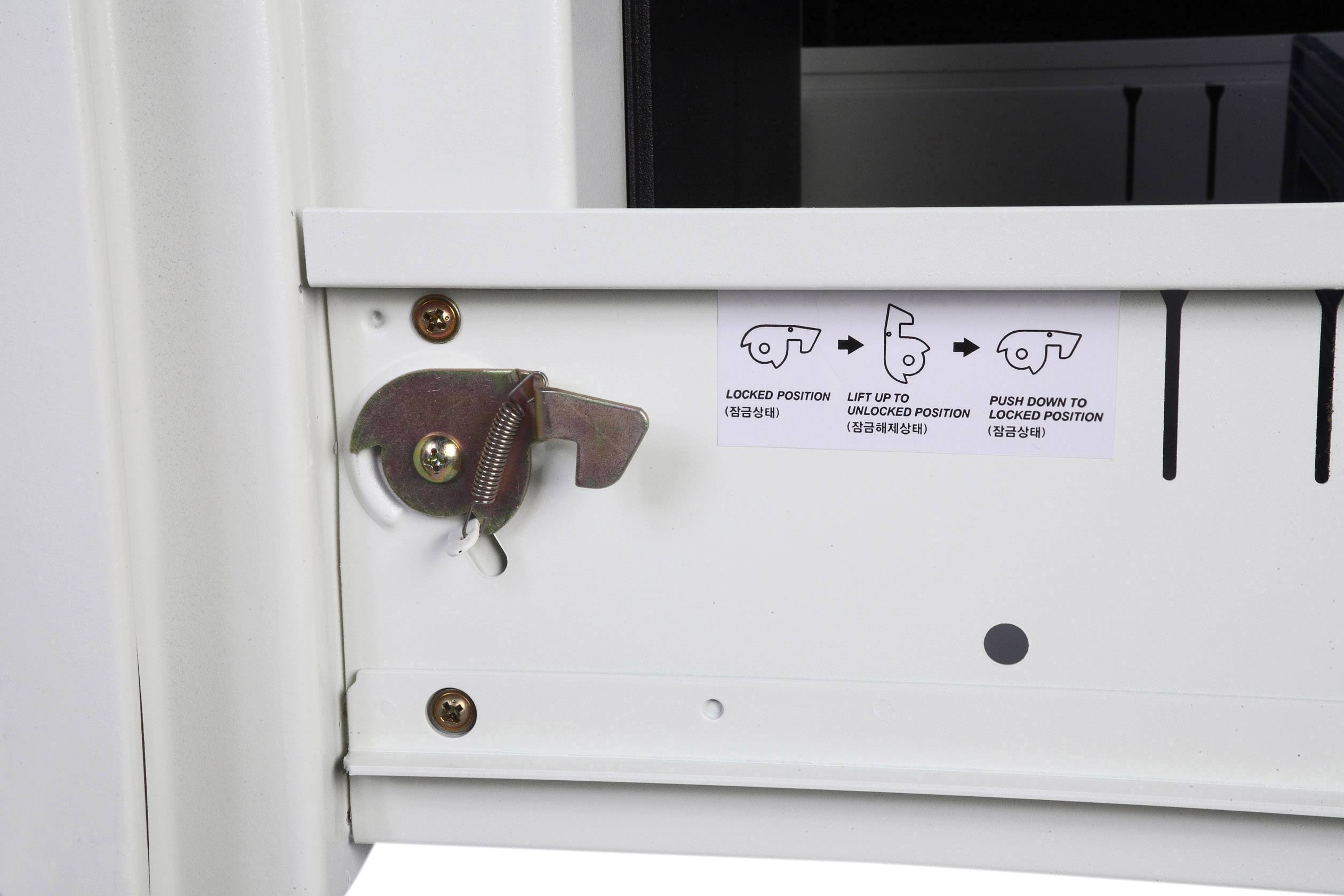 Eine weiße Metallschiene mit einem Hebel und einer Anleitung. Die Anleitung zeigt, wie man den Hebel für die Entriegelung hebt und für die Verriegelung drückt.