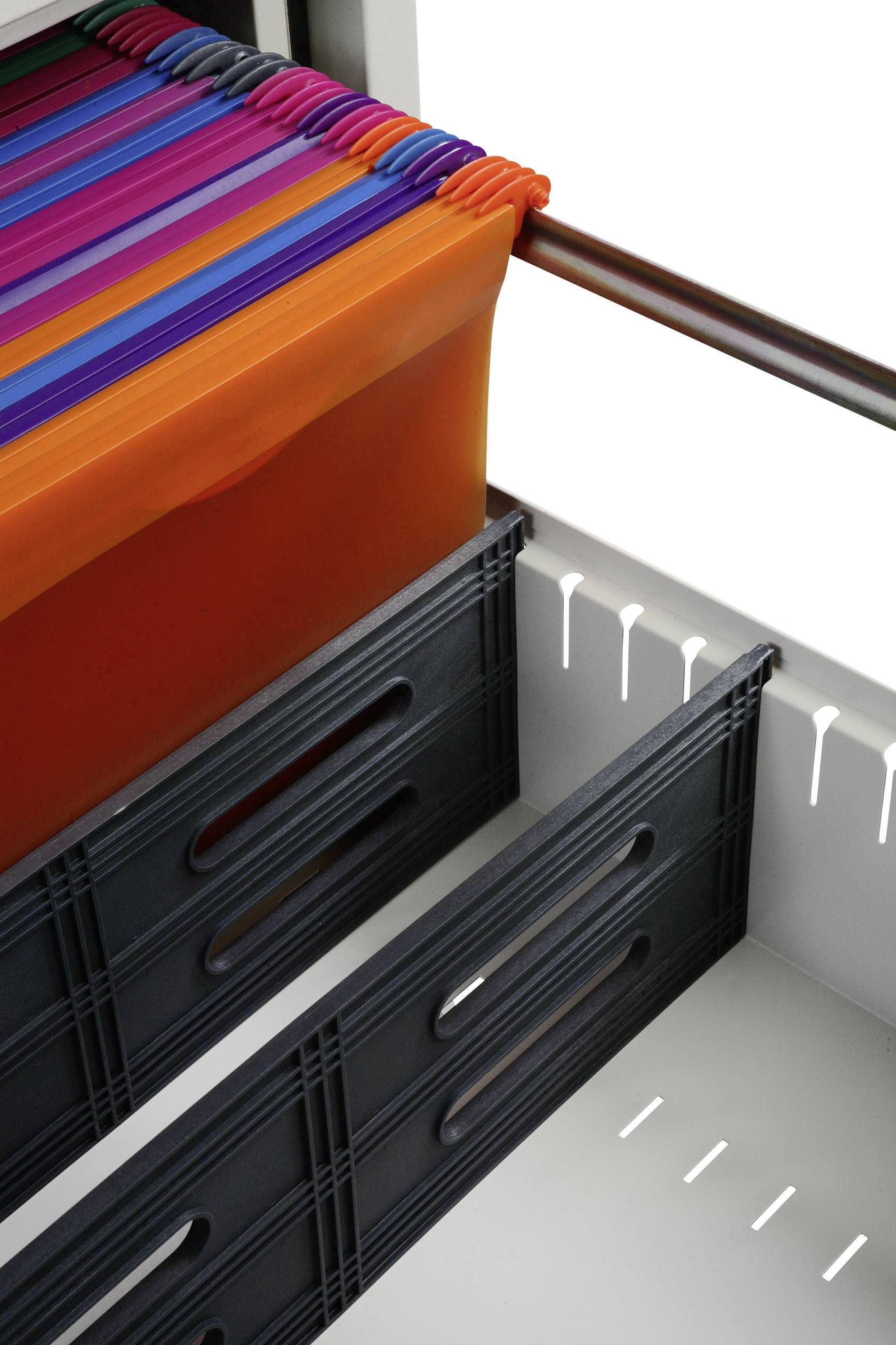 Ein offener Aktenschrank mit farbigen Hängeregistern, insbesondere ein orangefarbenes vorderes Register.