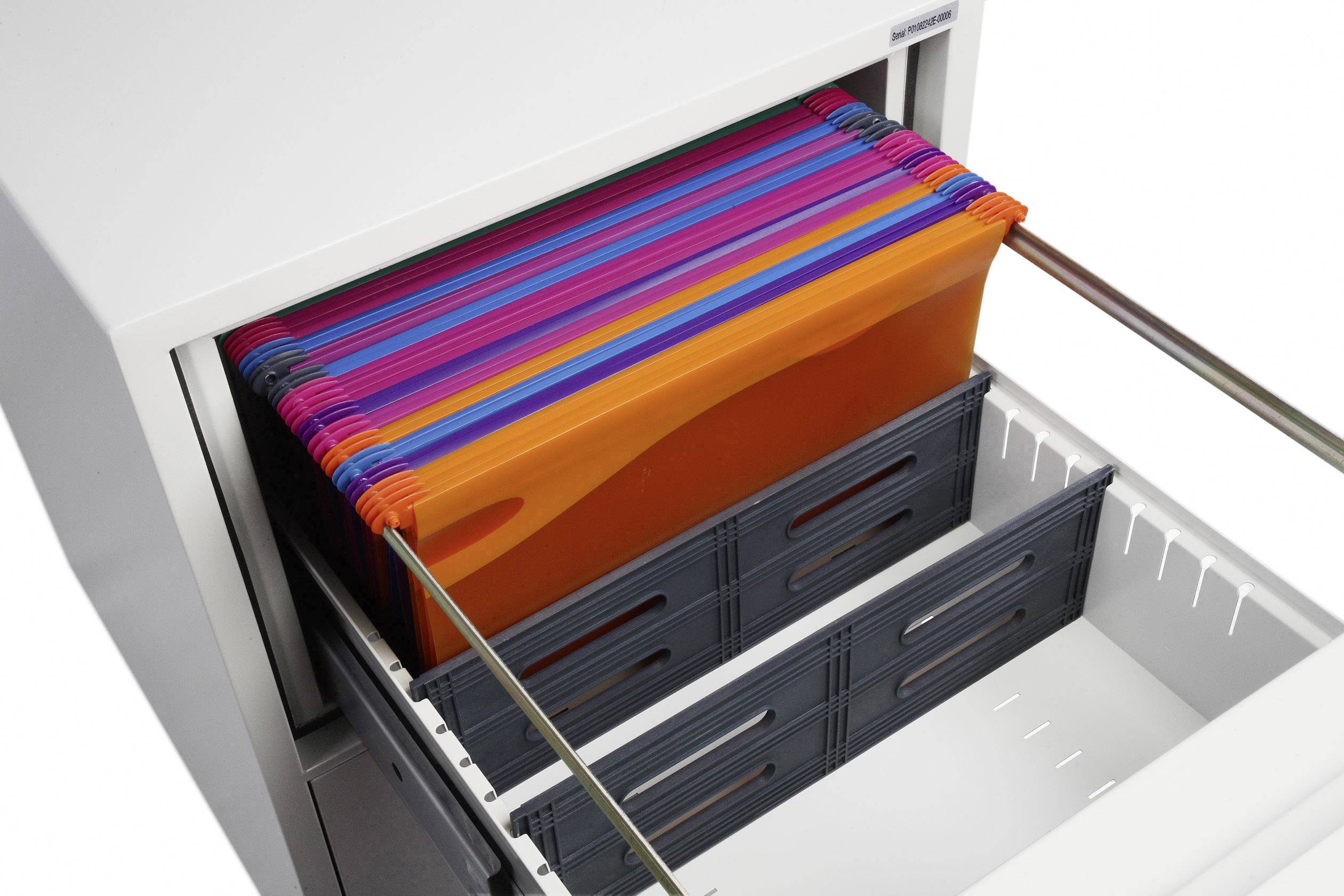 Eine Schublade in einem Aktenschrank ist teilweise geöffnet und zeigt bunte Hängeregister mit Platz für weitere Akten.