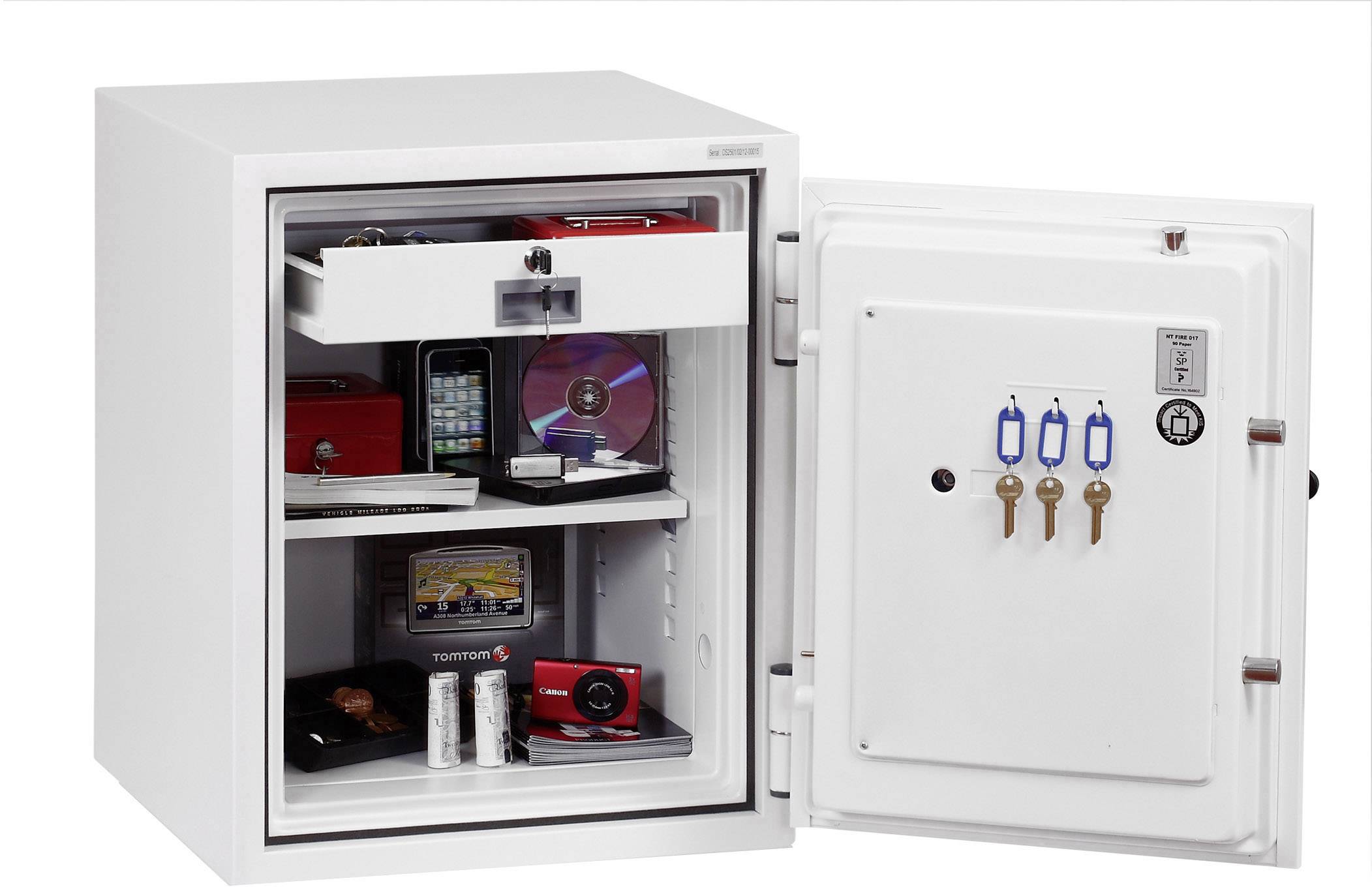 Ein geöffneter Tresor mit Regalen, auf denen sich Elektronik, elektronische Medien, Münzen und Schlüssel befinden.