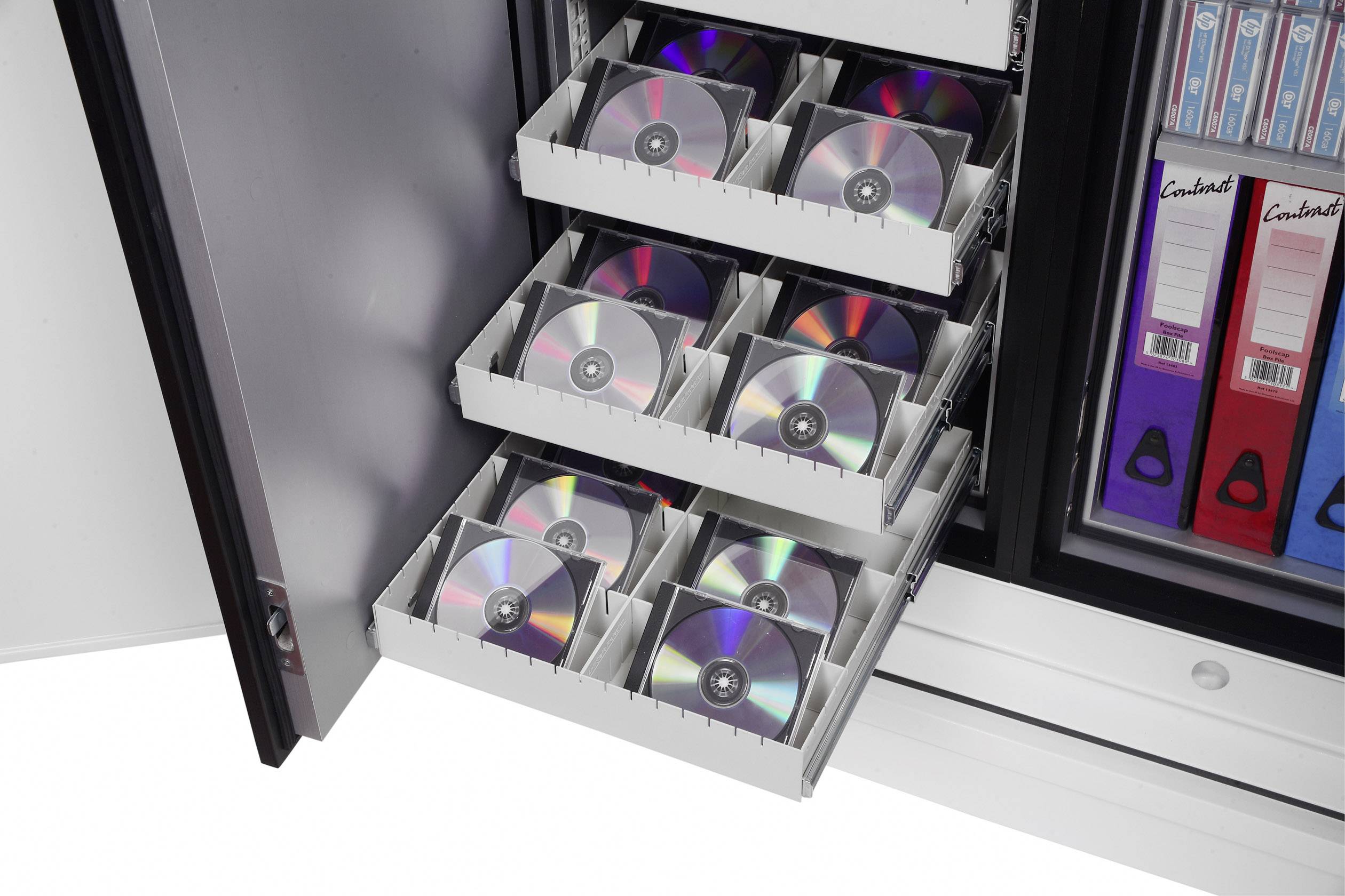 Offener Aktenschrank mit Schubladen voller CDs und Aktenordner auf der rechten Seite. CDs spiegeln Regenbogenlichter.