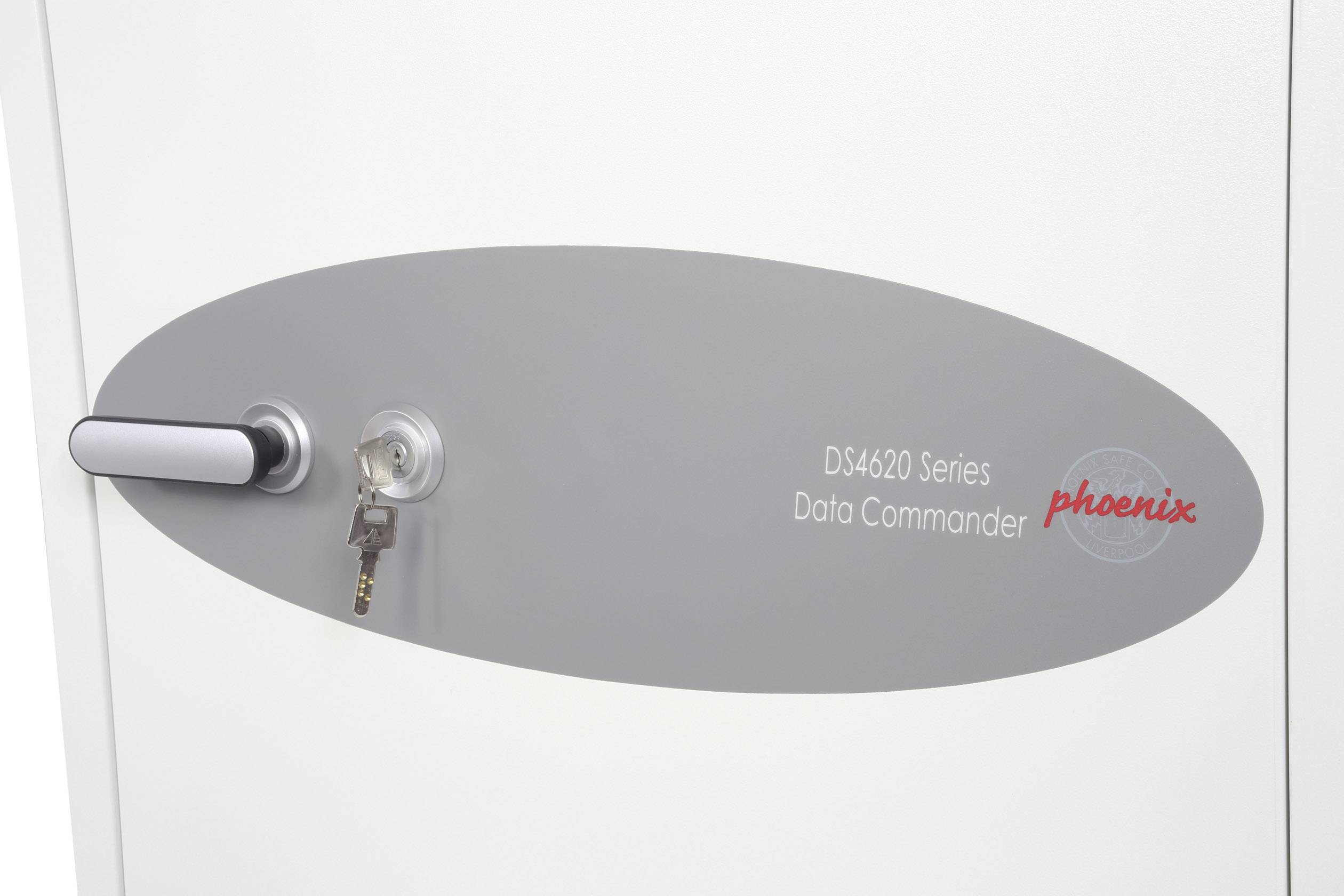 Datenschrank mit Schlüsselloch und Schlüssel. Etikett 'DS4620 Series Data Commander' und rotes 'Phoenix'-Logo auf grauem Hintergrund.