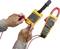 Zwei Hände bedienen ein Multimeter, das eine digitale Anzeige von 24,0 zeigt, verbunden mit einem gelben Testgerät.
