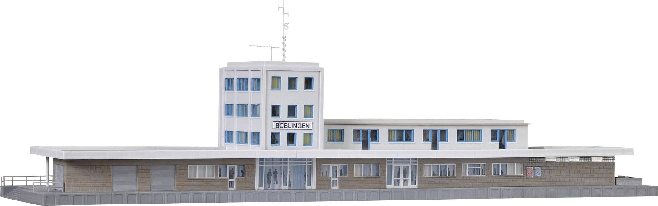 Ein Modell einer weißen Bahnhofshalle mit blauen Fenstern und einem Turm in der Mitte. Auf dem Turm steht 'Zürich HB'.