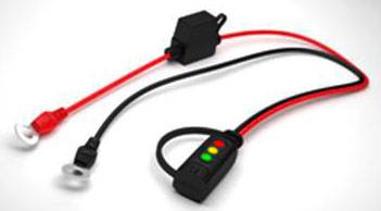 Ein Ladegerät mit roten und schwarzen Kabeln. Das schwarze Kabel endet mit einer Klemme, das rote mit einem Ringanschluss.