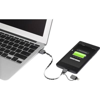 Ein Smartphone wird über ein Kabel mit einem Laptop verbunden und zeigt einen Ladevorgang an. Der Ladebalken ist grün und fast voll.