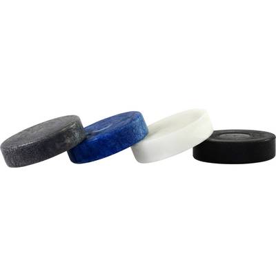 Vier Hockeypucks in verschiedenen Farben (grau, blau, weiß und schwarz) auf weißem Hintergrund.