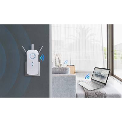 Ein WLAN-Repeater verstärkt das Signal zu einem Laptop im Wohnzimmer. Der Laptop zeigt Internetaktivität, während er auf einem Tisch steht.
