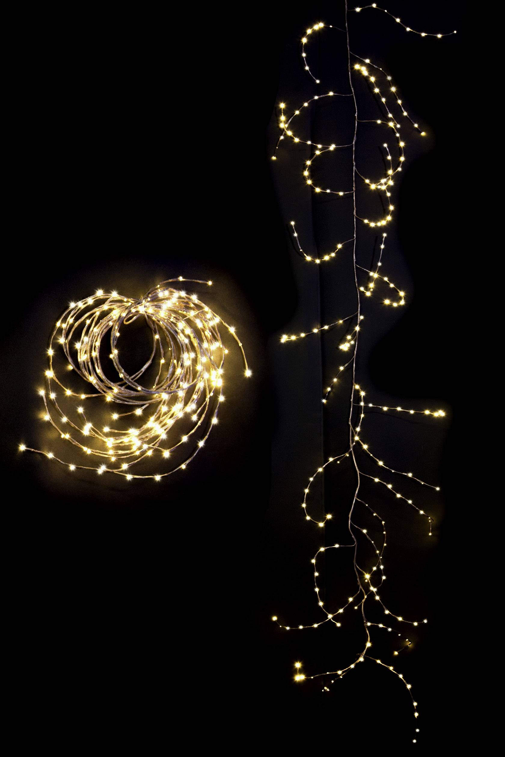 Lichterketten vor schwarzem Hintergrund: Eine Lichterkette ist spiralförmig angeordnet, die andere hängt vertikal mit einzelnen Zweigen.