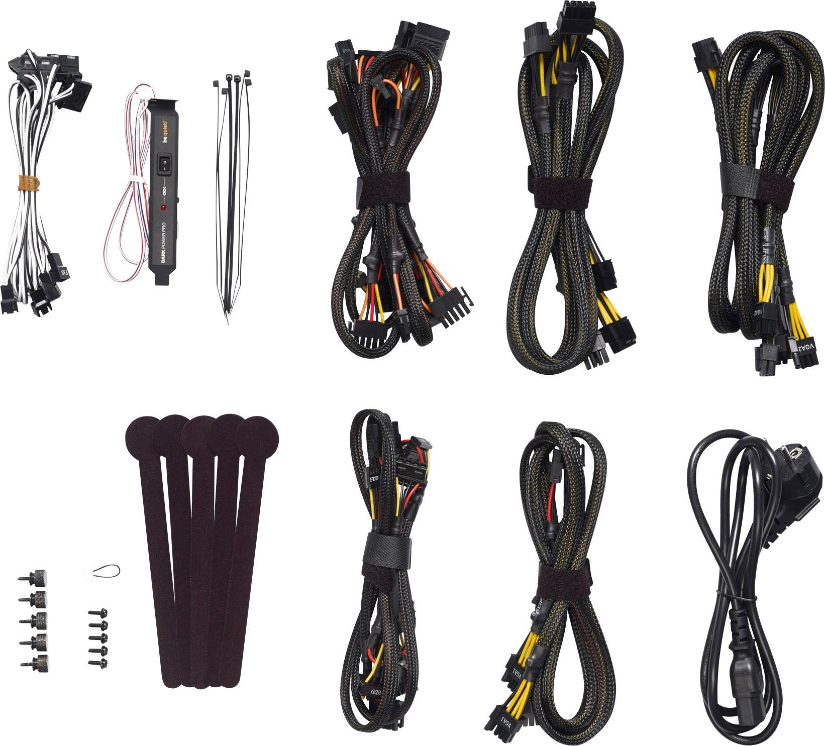 Mehrere Computer-Stromkabel und Zubehör, darunter Kabelbinder, ein Netzkabel, Kabelhalter und Schrauben, auf weißem Hintergrund.