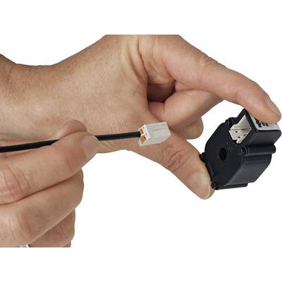 Eine Hand hält einen elektrischen Sensor in der Nähe eines Kabels mit einem Stecker. Der Sensor steht kurz vor dem Anschluss.