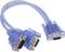 Ein blaues VGA-Kabel mit zwei Anschlüssen, jeweils mit 15 Pins, für die Verbindung von Monitoren oder Projektoren mit Computern.