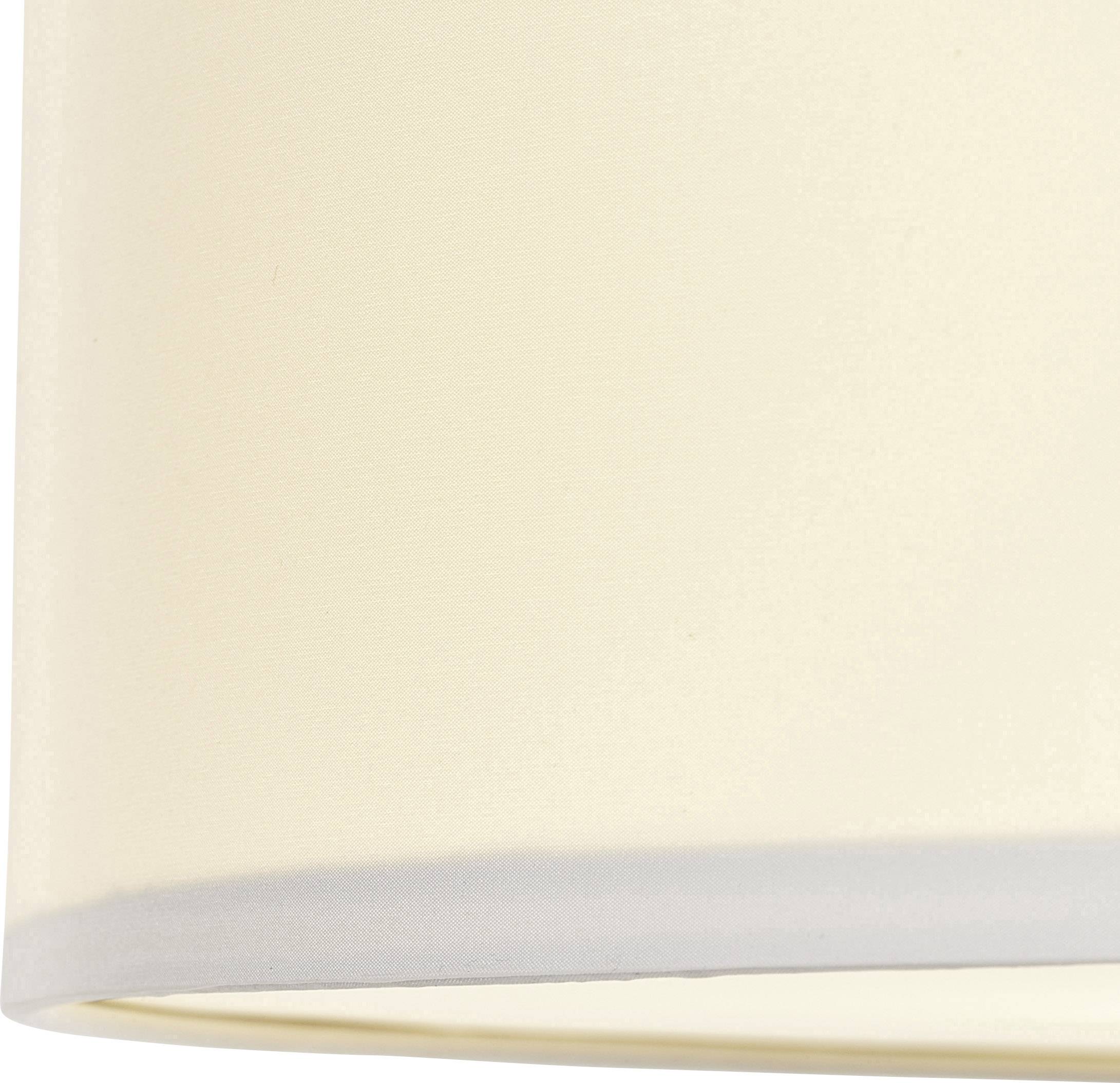 Ein Ausschnitt eines Stofflampenschirms in Beige zeigt glatten Stoff und weiche Beleuchtung.