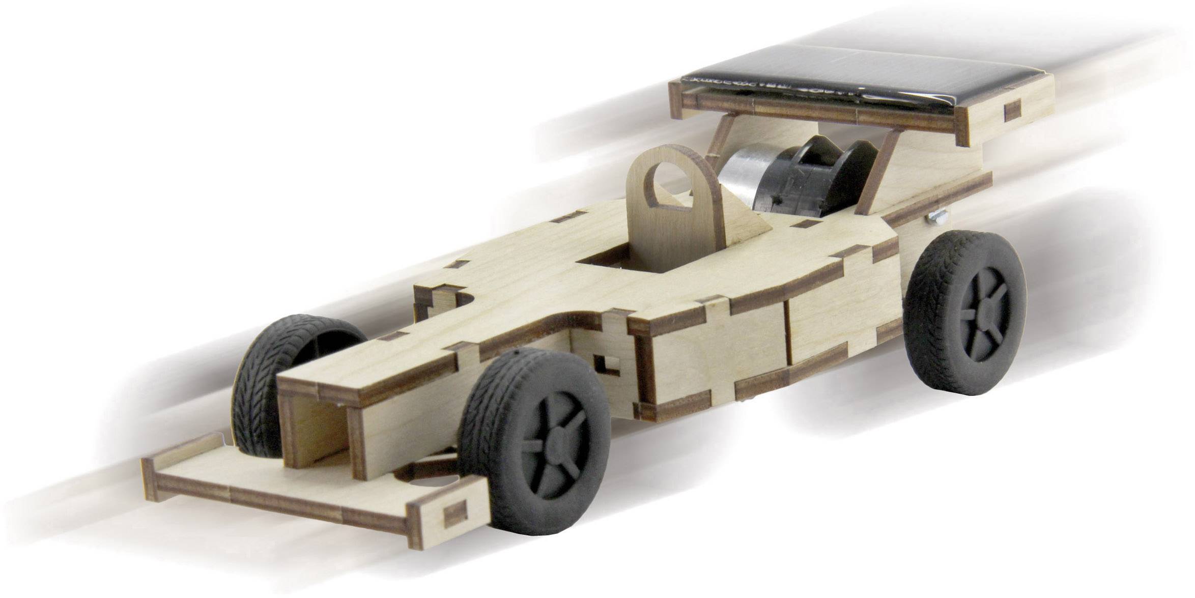 Ein Holzmodell eines Rennwagens mit sichtbaren Rädern und einem offenen Cockpit, das Geschwindigkeit darstellt.