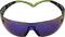 Sonnenbrille mit blau-lila verspiegelten Gläsern und schwarz-grünem Gestell.
