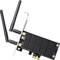 Eine schwarze PCIe-WLAN-Karte mit zwei abnehmbaren Antennen. Sie wird in Computern zum drahtlosen Netzwerkzugang verwendet.