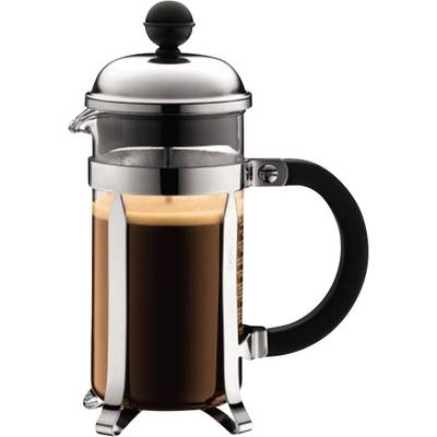Eine gläserne French Press mit schwarzem Griff, gefüllt mit frisch gebrühtem Kaffee, steht auf einem weißen Hintergrund.