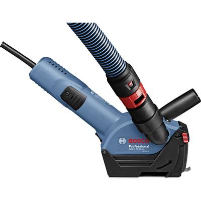 Ein blauer Bosch-Winkelschleifer mit angeschlossenem Staubsaugeraufsatz zur Staubfreiheit bei Schleifarbeiten.