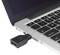 Ein USB-Kabel ist in die Seite eines Laptops eingesteckt. Es zeigt eine Nahaufnahme der Tastatur und des USB-Anschlusses.