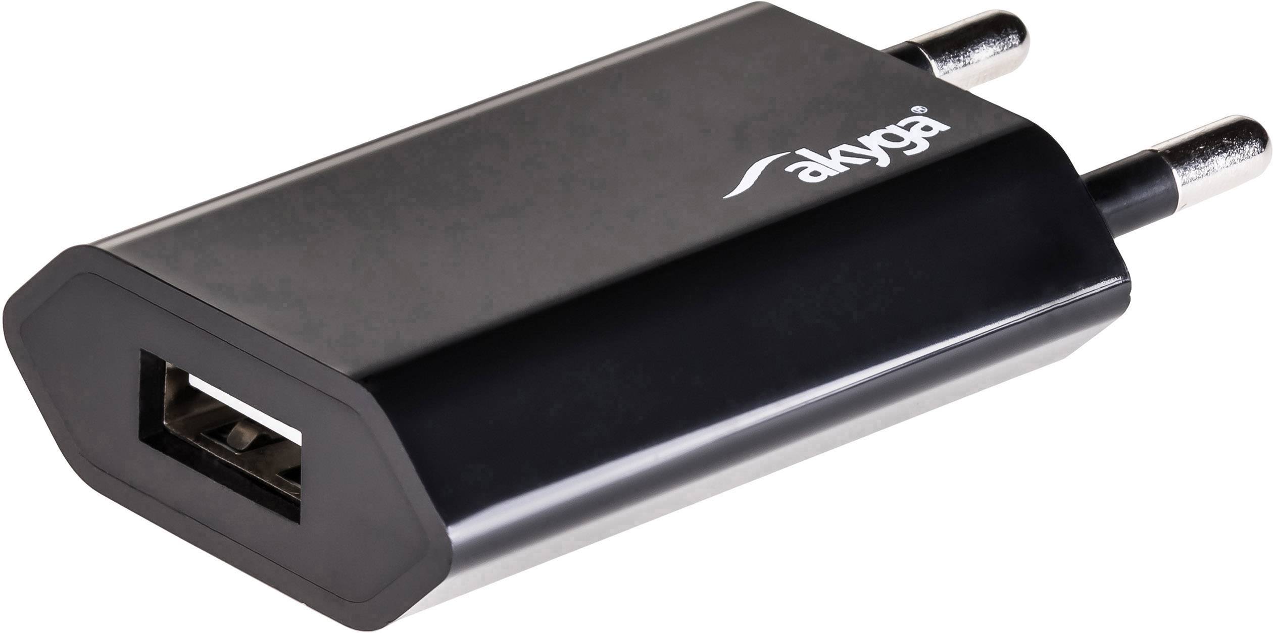 Ein schwarzes USB-Ladegerät mit zwei silbernen Steckerstiften, markiert mit 'akyga'.