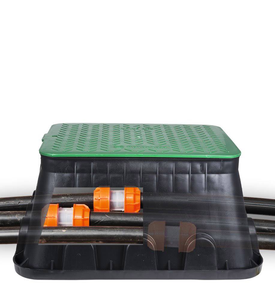 Ein quadratischer Kunststoffkasten mit grünem Deckel enthält orange-weiße Kabelverbinder und umschließt schwarze Kabel.