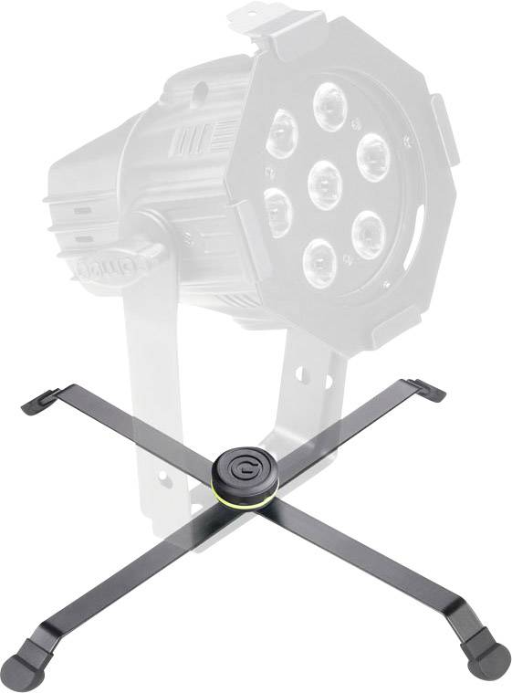 'Ein zusammenklappbarer Kreuzfuß-Ständer zeigt in einer Abbildung, wie man ihn für ein Lichtequipment, das im Hintergrund zu sehen ist, verwenden kann.'