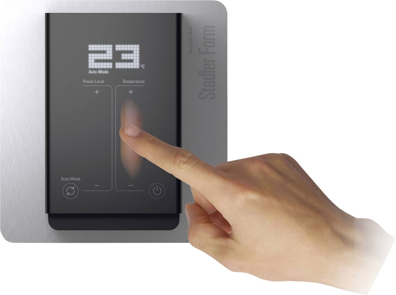 Eine Hand berührt ein modernes digitales Bedienfeld mit Temperatureinstellung und Anzeige. Zeigt Zahl '23' im Auto-Modus.