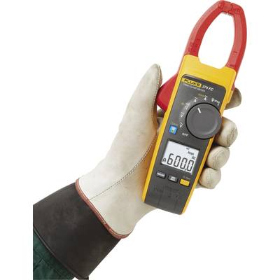 Eine behandschuhte Hand hält ein gelbes elektrisches Messgerät mit digitaler Anzeige und roten Greifarmen, das 600,0 A anzeigt.