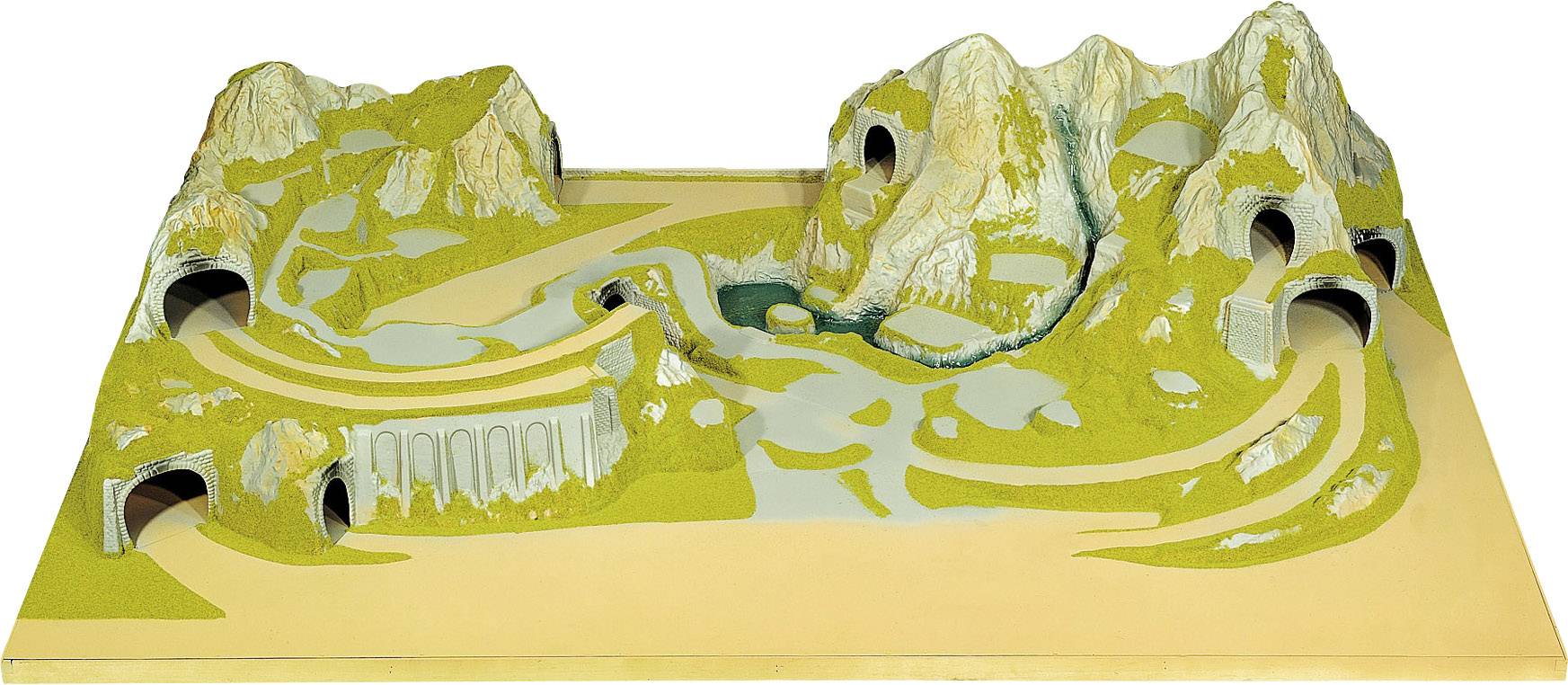 Miniaturmodell einer Landschaft mit Bergen, Tunneln und Wegen. Darstellung für Eisenbahnlandschaftsdesign oder Architekturprojekte.