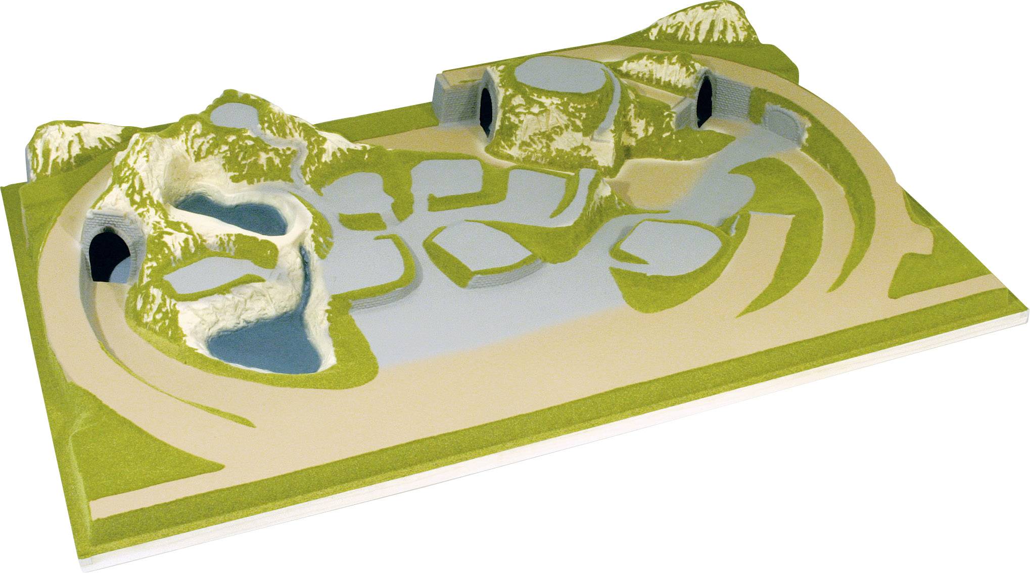 Ein Landschaftsmodell mit kleinen Bergen, Wegen und zwei Miniaturhöhlen. Enthält grüne Flächen und ein blau gefärbtes Gewässer.