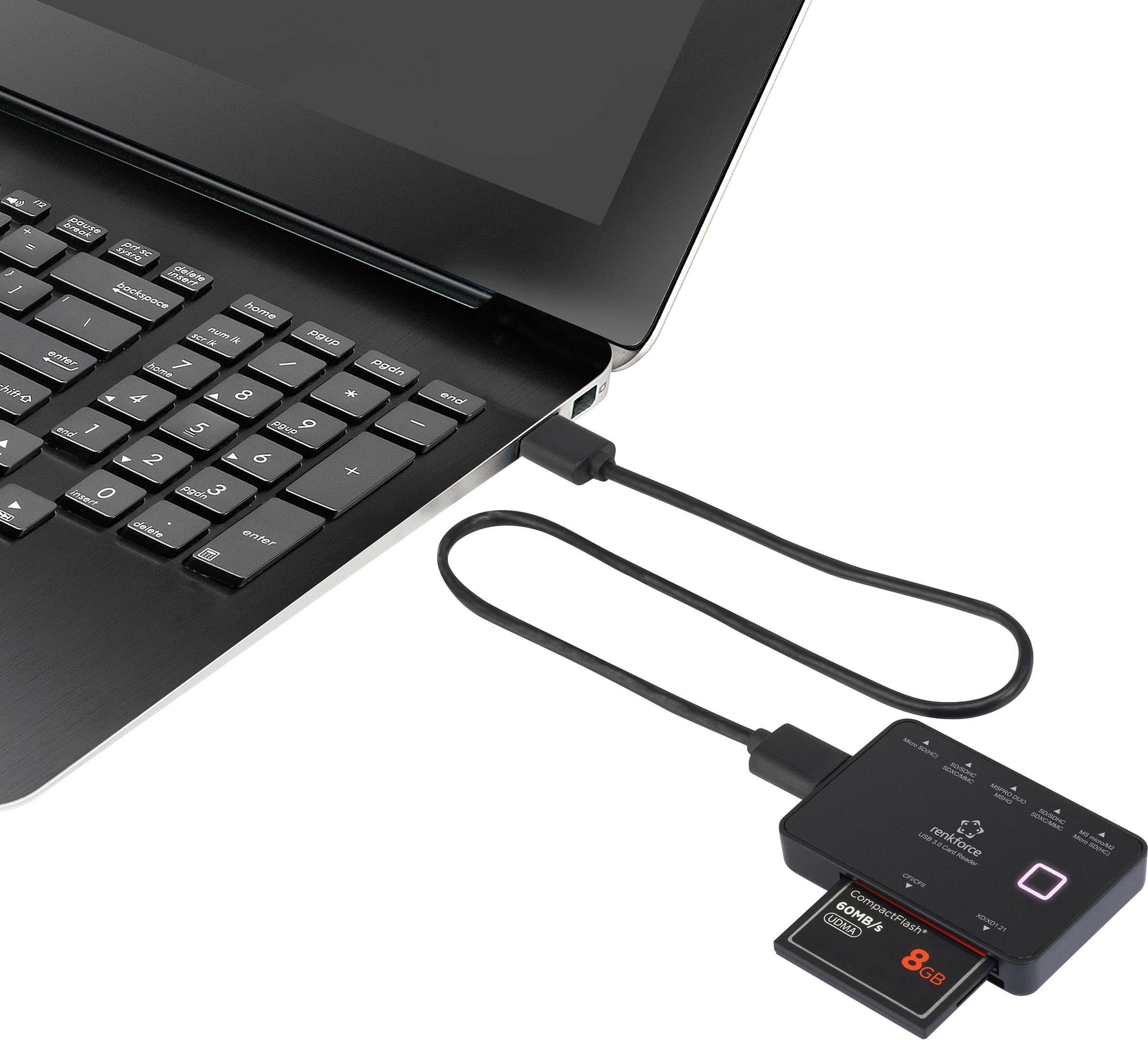 Laptop mit angeschlossenem USB-Hub. Hub hat mehrere Anschlüsse, darunter einen USB-Stick mit 8 GB Kapazität.