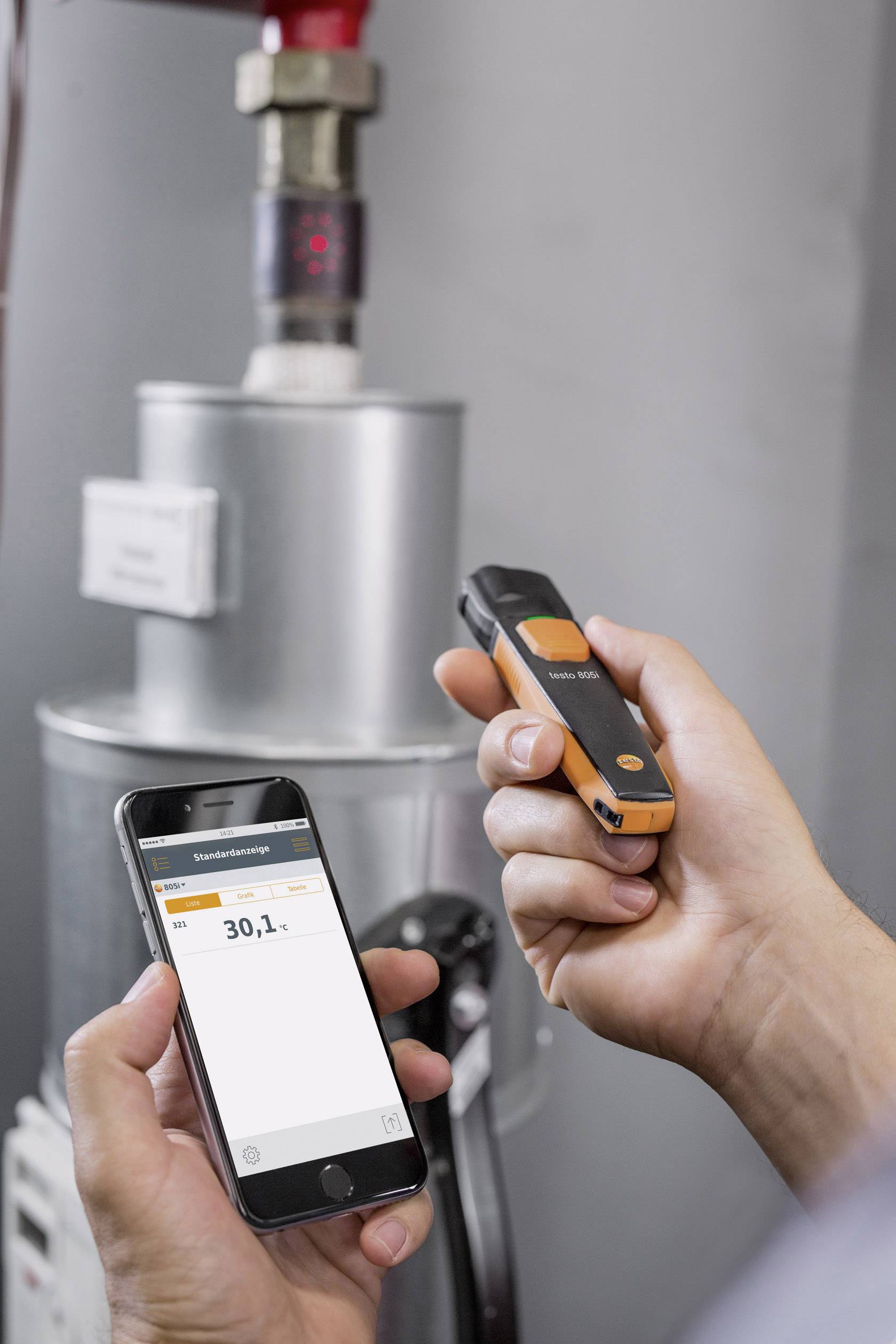 Eine Person hält ein digitales Thermometer und ein Smartphone mit einer App zur Temperaturmessung. Anzeige: '30,1 Grad'.