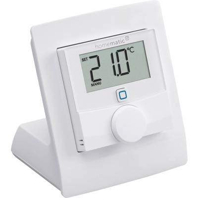 Ein weißes Thermostat auf einem Ständer zeigt '21,0°C' auf einem digitalen Display an, mit einem Drehregler zur Temperatureinstellung.