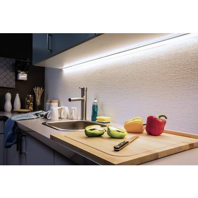 Eine moderne Küche mit geschnittenen Paprika und Avocado auf einem Schneidebrett neben einem Messer. Helle Beleuchtung.