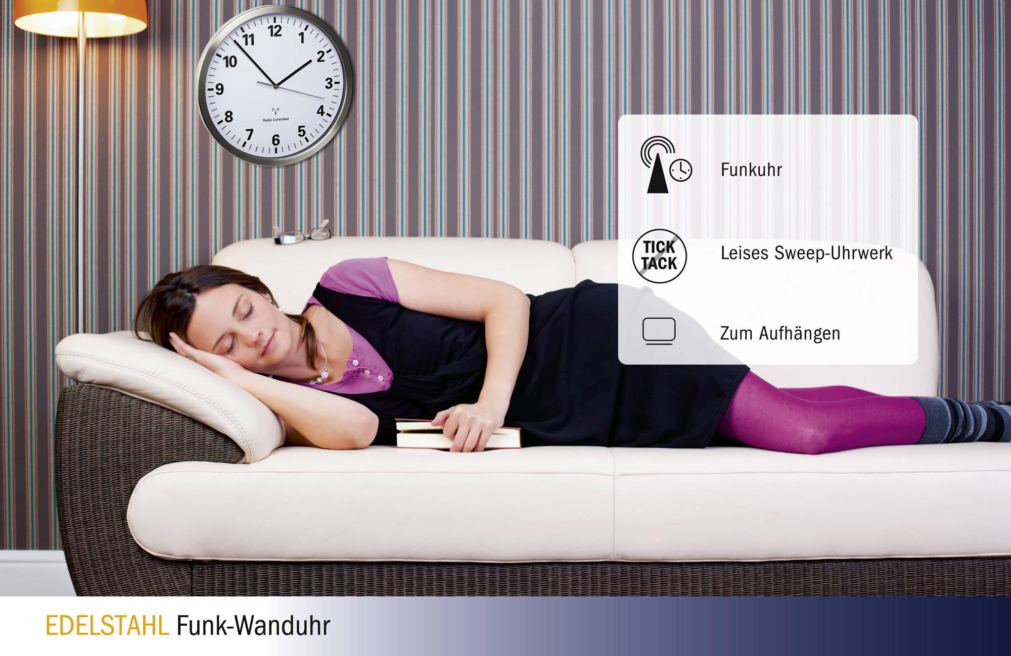 Eine Frau schläft auf einem Sofa mit einer Funk-Wanduhr an der Wand. Text beschreibt die Uhr als leise und zum Aufhängen geeignet.