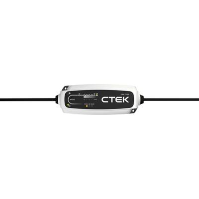 CTEK-Batterieladegerät mit schwarzem Gehäuse, LED-Anzeigen und zwei Anschlusskabeln. Modellnummer sichtbar.